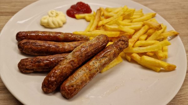 Forrólevegős fritőzben sült grillkolbász sült krumplival