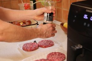 Hamburger húspogácsa airfryerben megsütve só, bors ízlés szerint