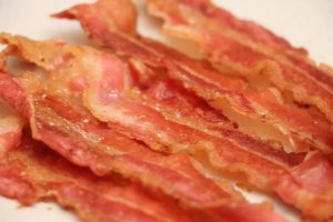 Bacon airfryerben sütve