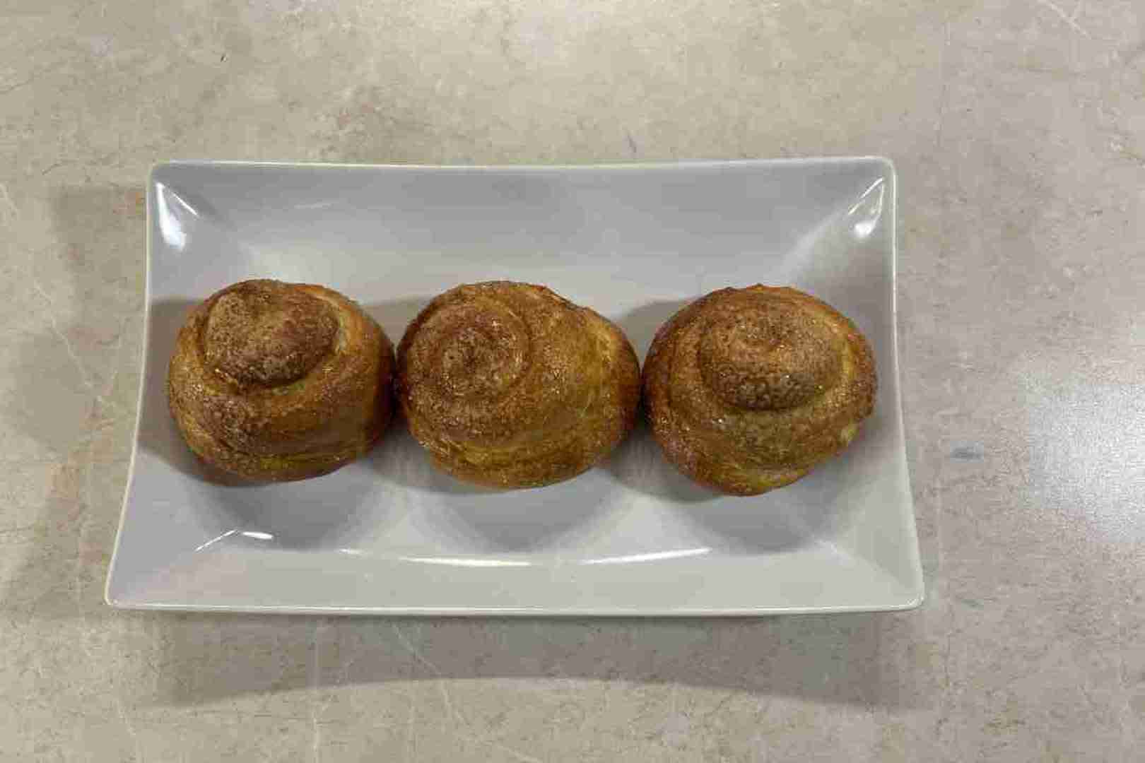 briós airfryerben tányéron