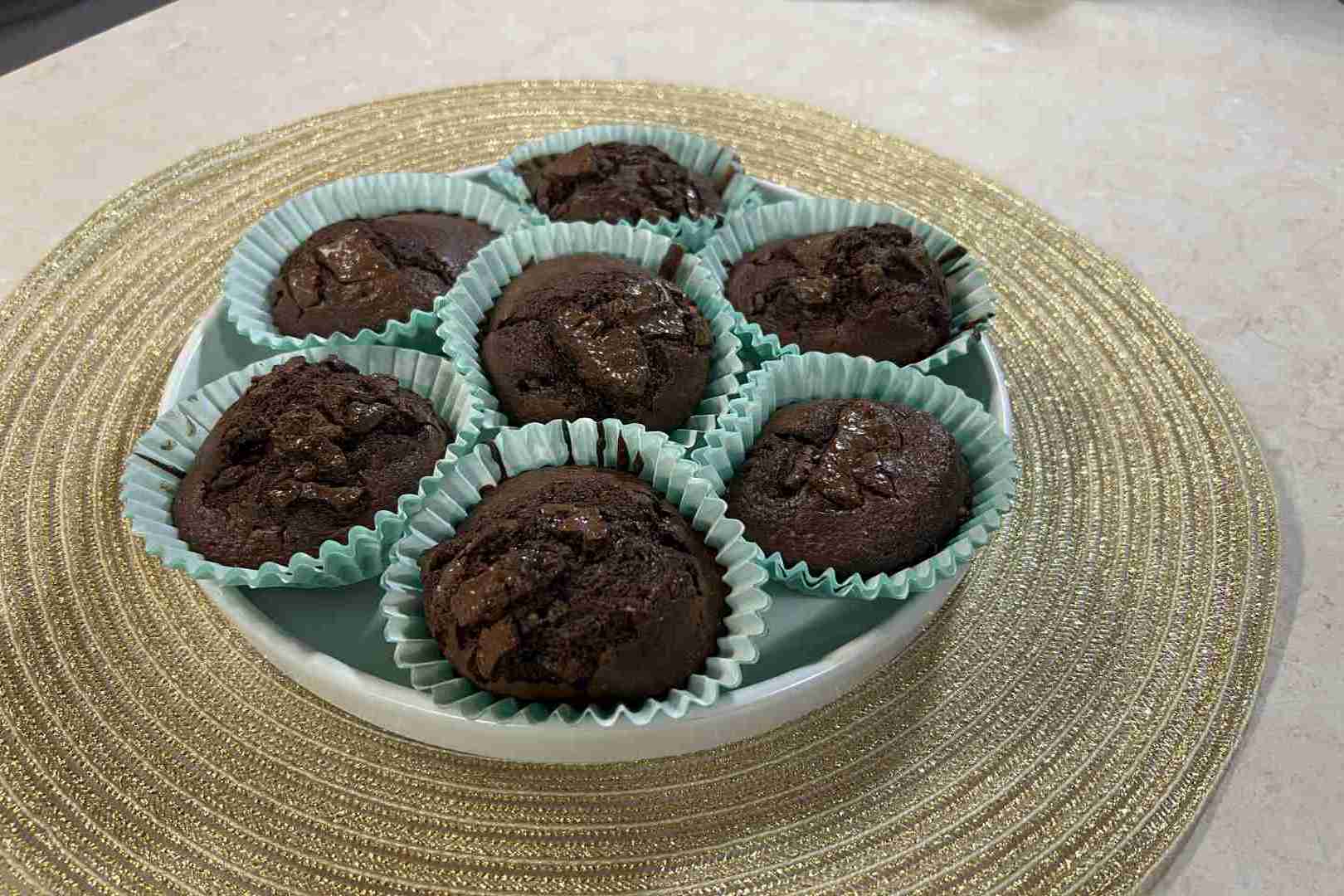 csokoládés muffin airfryerben tányéron