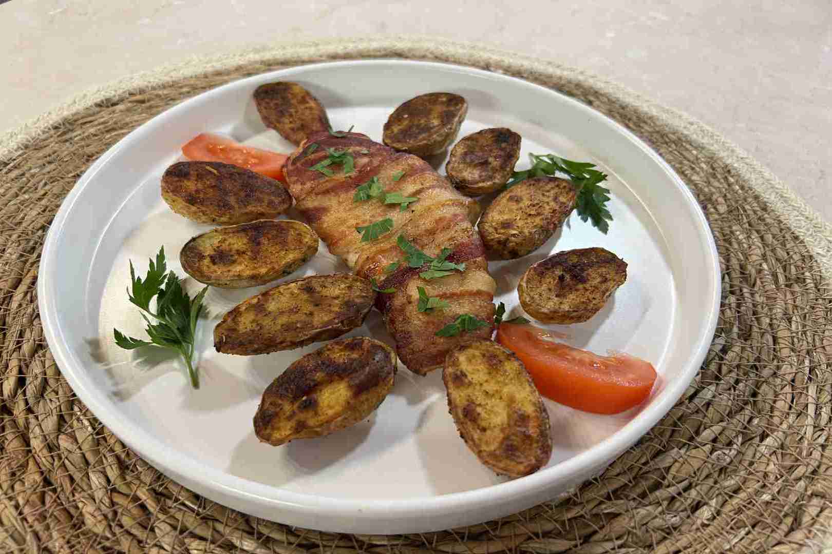 baconbe tekert csirkemell airfryerben steak burgonyával