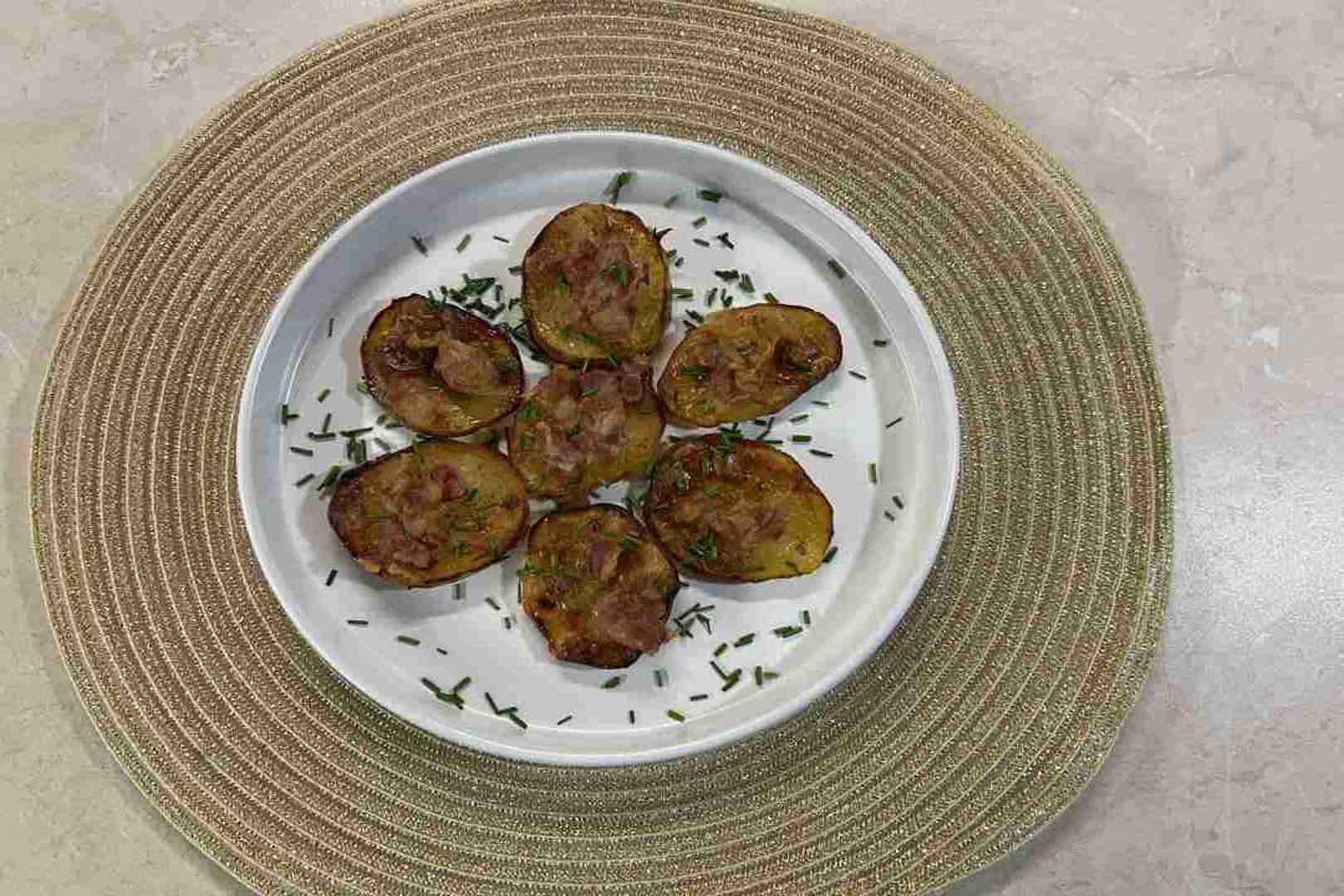 baconös bratkartoffeln airfryerben tányéron