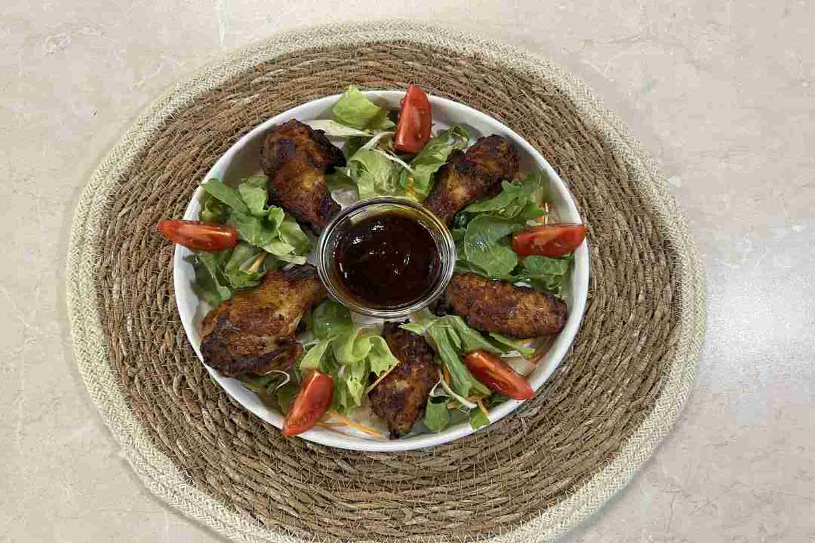 fagyasztott csirkeszárny airfryerben salátával mártogatóssal