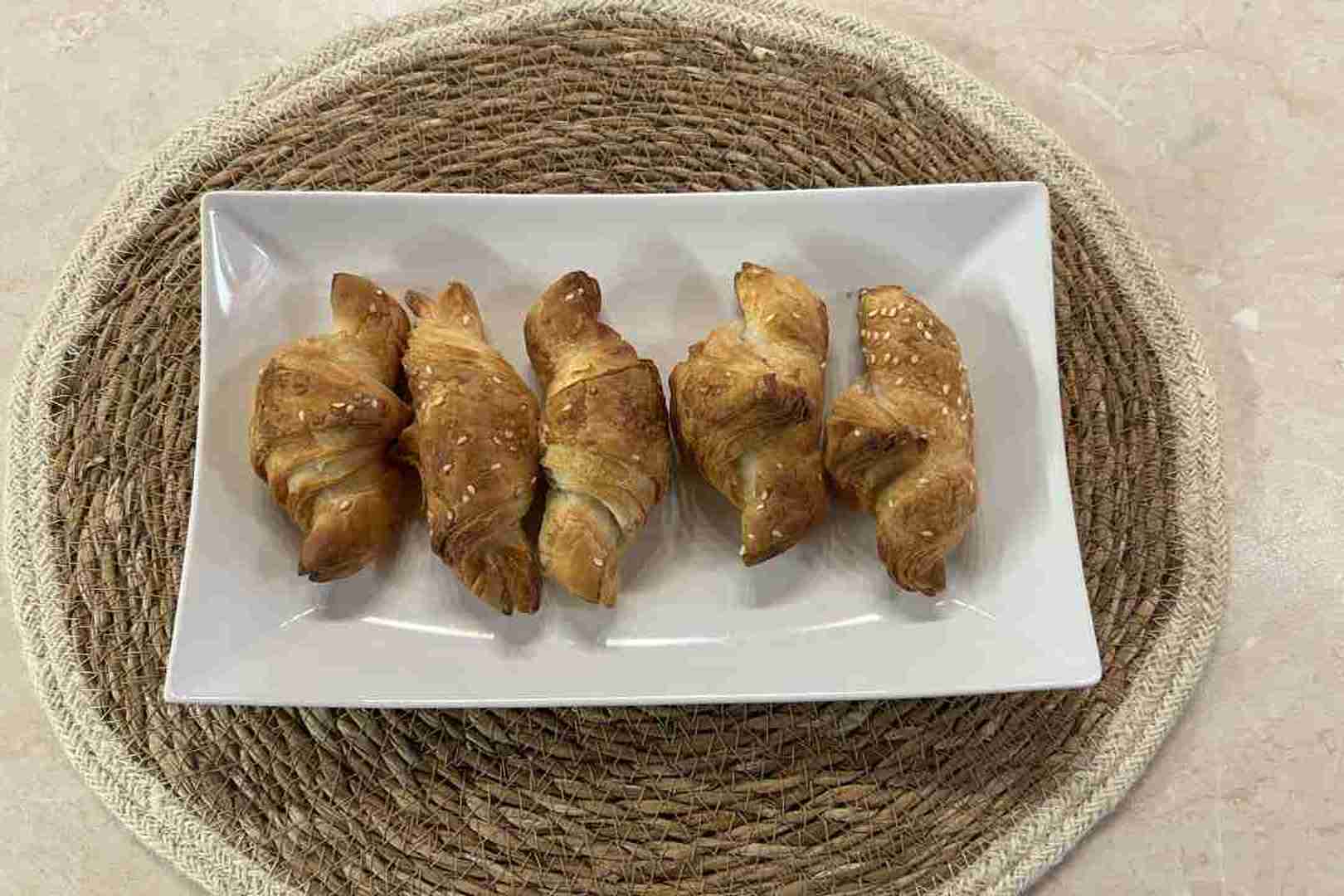 fagyasztott mini croissant airfryerben tányéron