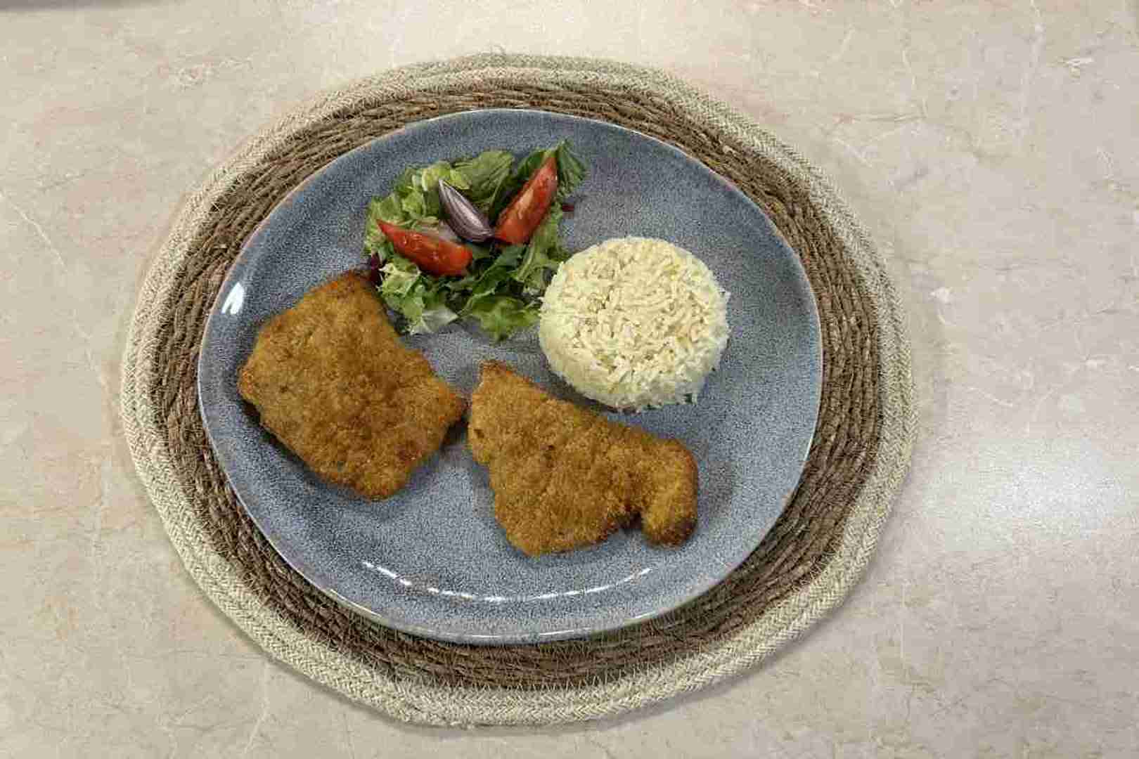 fagyasztott rántott karaj airfryerben rizzsel és salátával