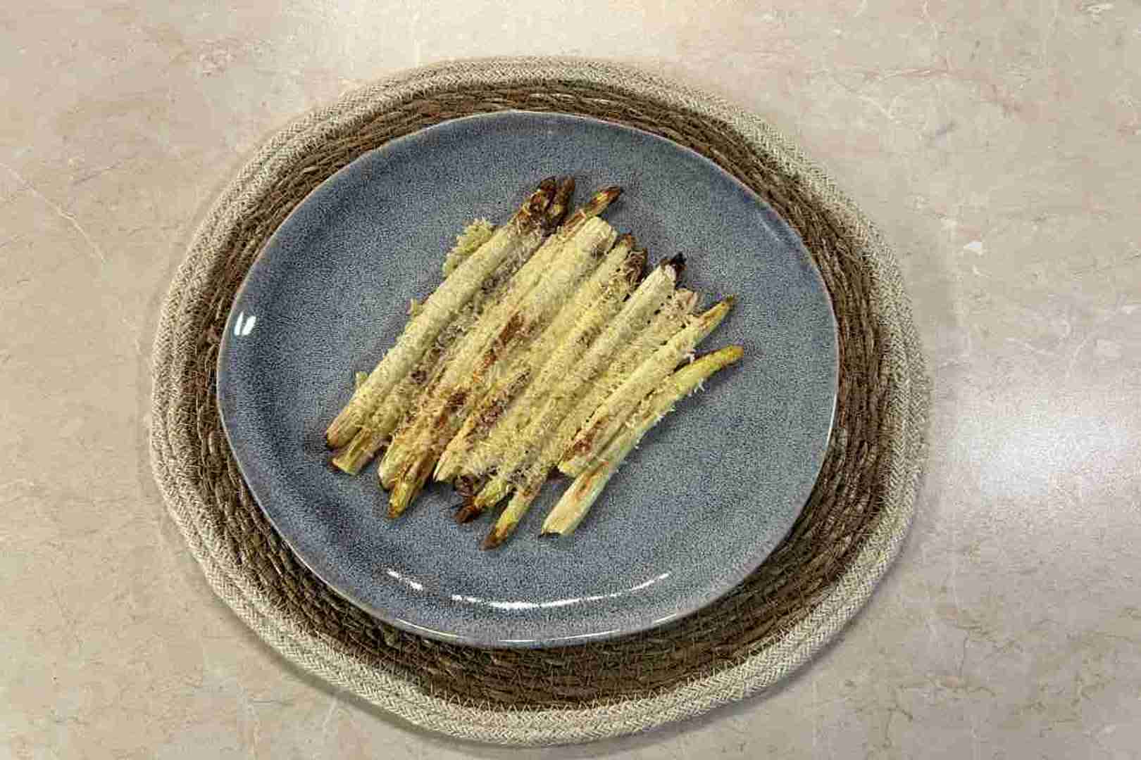 parmezános fehér spárga airfryerben tányéron