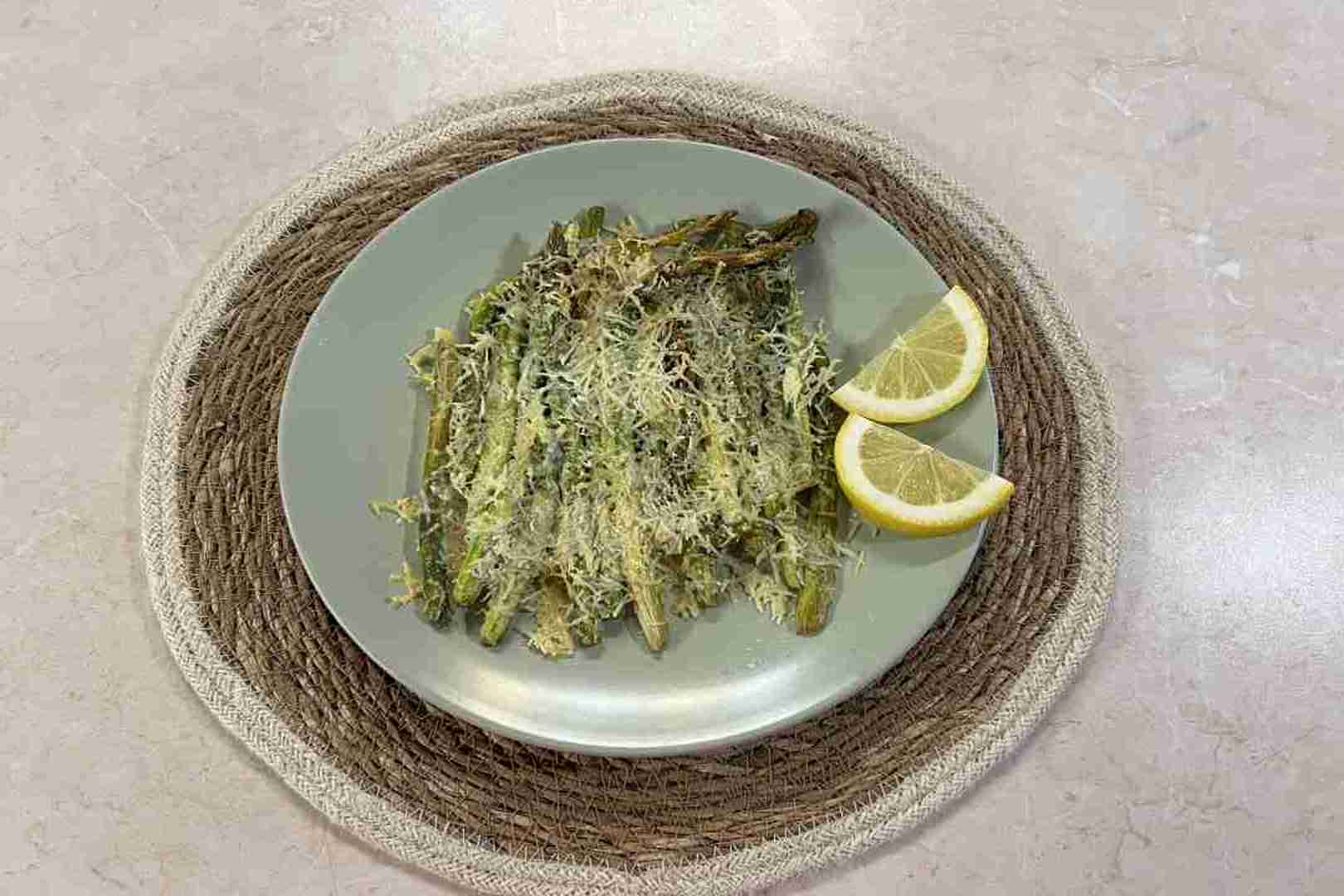 parmezános zöld spárga airfryerben tányéron