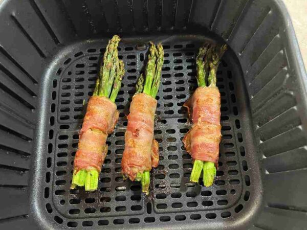 baconbe tekert spárga airfryerben