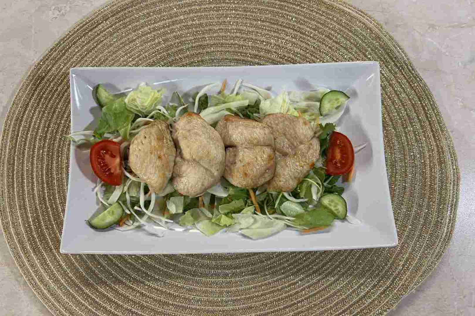 natúr csirkemell airfryerben salátával