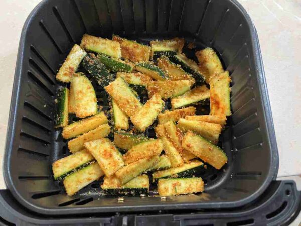 parmezános cukkini airfryerben sütése