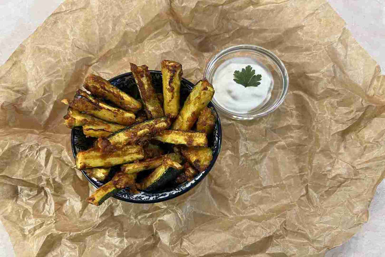 parmezános cukkini airfryerben mártogatóssal