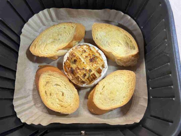 sült camembert airfryerben
